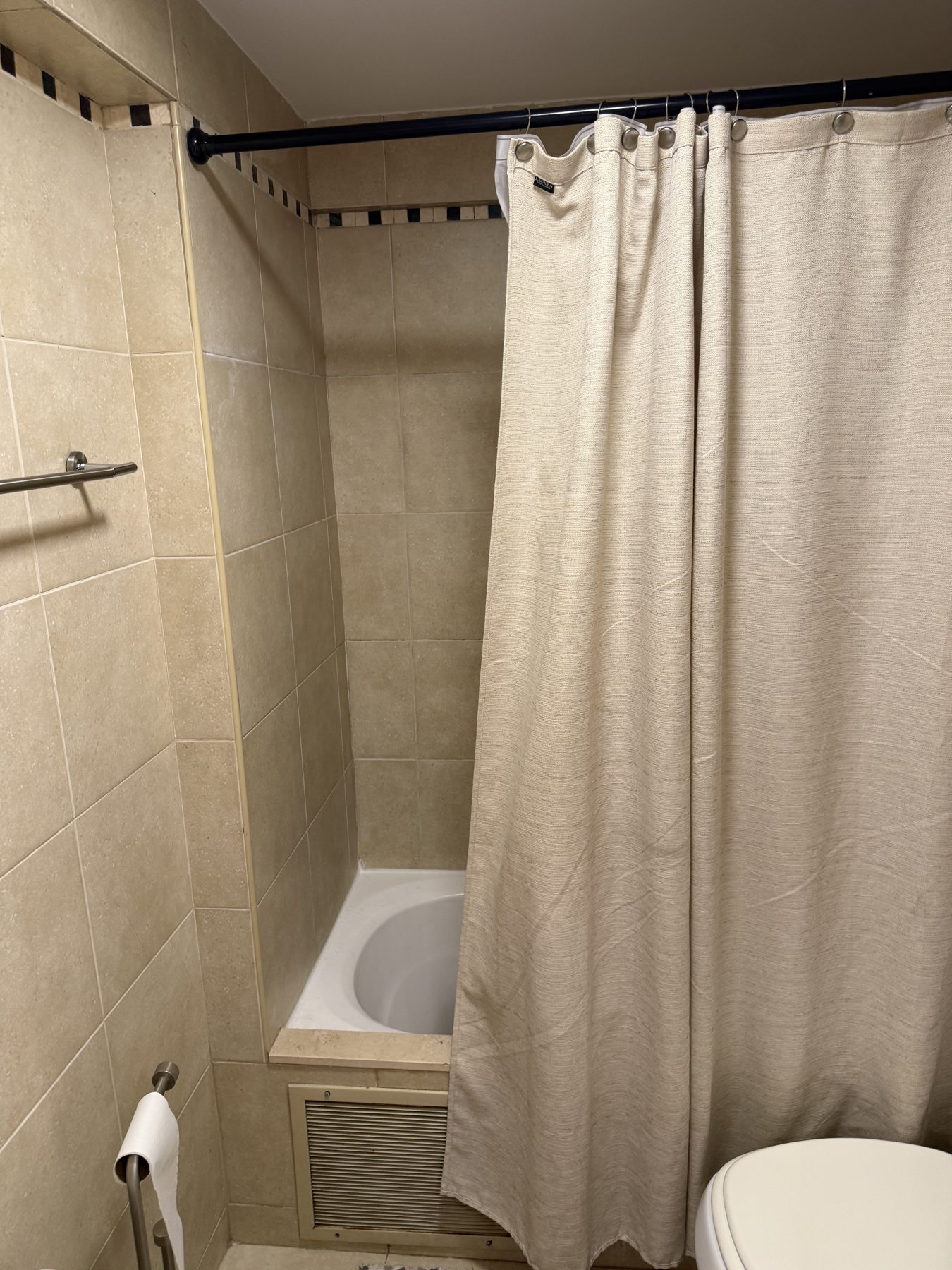 Hall bath with tub