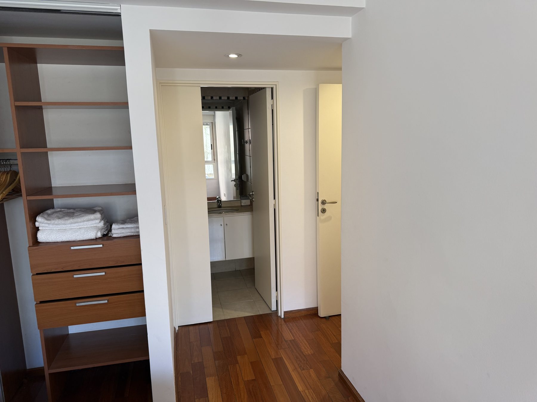 Master suite, closet to bath